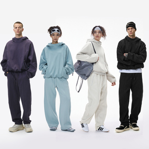 Conjunto de chándal de invierno funcional de terciopelo con capucha y pantalones curvos de forro polar para hombre, estilo urbano a juego - Product Image 1