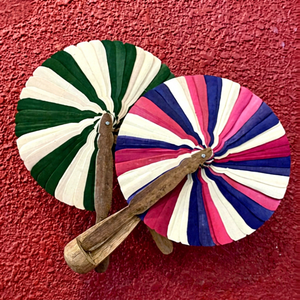 Éventail en feuille de palmier traditionnel, artisanal et écologique, couleur et design personnalisables, disponible pour les cadeaux et souvenirs de fêtes et de mariages - Product Image 1