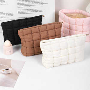 Pochette de maquillage matelassée élégante – Design doux et matelassé avec fermeture éclair, idéale pour un usage quotidien et les voyages, vente en gros acceptée - Product Image 1