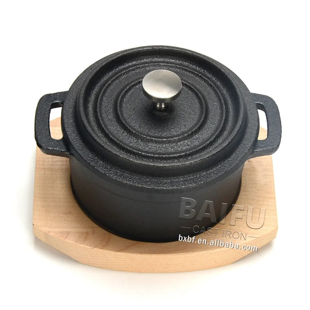 Vor gewürzte Mini-Cocotte aus Gusseisen mit Holzplatte aus Gusseisen Mini Dutch Oven Casse role Mini Server Serviert opf