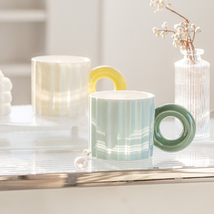 Mug en céramique moderne avec anse jaune, tasse en porcelaine de couleur unie pour le petit-déjeuner, lait ou boisson, design à tasse unique - Product Image 4