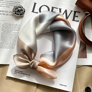 Écharpes carrées <span class=keywords><strong>de</strong></span> luxe vintage en soie 100% à imprimé floral pour femmes, accessoires fantaisie pour le cou, vente en gros - Product Image 2