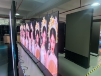 Schermo LED Portatile King VisionLed a Colori per Interni HD P2.5 1080P 1200cd 3840Hz, Cartellonistica Digitale Pubblicitaria Mobile con CMS
