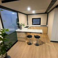 Maison conteneur modulaire préfabriquée de 20 pieds en acier galvanisé extensible, à deux étages, avec toit incliné et double ailes, pour chambre et bureau