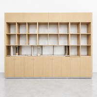 Armoire de présentation de vêtements en MDF à grain de chêne clair, avec étagères en grille et portes, sur mesure