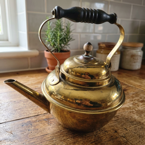 Bouilloire à thé vintage en laiton avec couvercle et poignée en bois, pot à eau en métal au design classique - Product Image 3