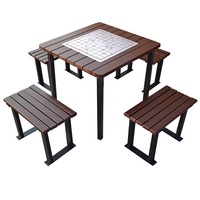 Table d'échecs d'extérieur moderne en teck et MDF avec structure métallique et quatre chaises pour la restauration hôtelière et les jeux d'échecs