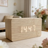 Horloge intelligente décorative en bois à commande vocale, avec chronographe, thermomètre et réveil LED, par le fabricant Creative