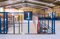 Plateforme de mezzanine industrielle en acier Q235B, système d'étagères de stockage robuste pour entrepôt, rayonnage multi-niveaux pour optimisation de l'espace - Prix