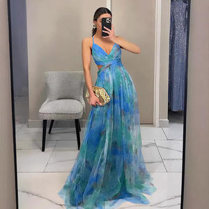 Robe de soirée longue en mousseline tie-dye multicolore, froncée, à fines bretelles, taille ultra haute, avec découpes croisées à la taille - Product Image 3