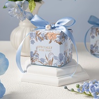 Boîtes à bonbons personnalisées de luxe peintes à la main avec un design floral élégant, parfaites pour les cadeaux de mariage, avec un ruban perlé délicat