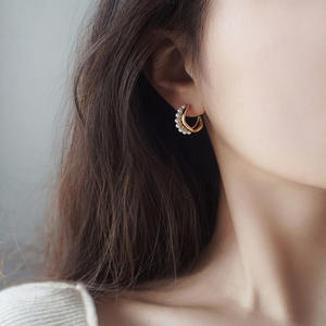 Vente en gros de boucles d'oreilles plaquées or avec aiguille en argent 925 de forme ronde au design simple - Product Image 2