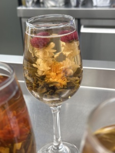 Thé fleuri de rose du Yunnan, boules de thé fleuri de lys/<span class=keywords><strong>jasmin</strong></span>, thé noir mélangé à la saveur de rose, fait à la main - Product Image 2