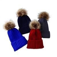 Bonnet en acrylique de luxe avec logo personnalisé, pompon amovible en fausse fourrure épaisse, impression numérique imperméable pour le voyage