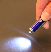 Stylo bille en métal 4-en-1 avec torche blanche, laser rouge, écran tactile et lampe de poche LED 1,0 mm, personnalisable avec logo - Stylo promotionnel BonVada