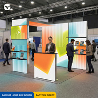 Stand d'exposition portable 10x10 pieds personnalisé pour salon professionnel, avec boîte lumineuse rétroéclairée et étagères de rangement, structure en aluminium