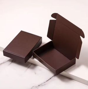 Bordeauxrode vouwbare verpakking met aangepast logo, milieuvriendelijk, biologisch afbreekbaar, gerecycled materiaal, vierkante golfkartonnen wijnverpakking verzenddoos - Product Image 1