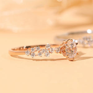 Anello di Fidanzamento F1007 per Donna in Oro Bianco con Diamante Taglio Brillante Rotondo, Pietra Principale Colore G Naturale e Diamanti Laterali - Product Image 3