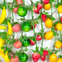 Fruitspiesjes: Banaan, Appel, Citroen, Kers. Fruit- en groentehangspiesjes. Restaurantdecoraties. Tuin en boomgaard Hig