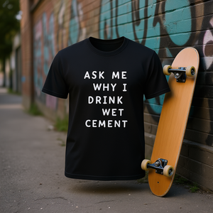Maglietta con meme divertente 'Chiedimi perché becoio cemento liquido', T-shirt sardonica ironica, stile Gen Z, unisex, girocollo, manica corta - Product Image 2