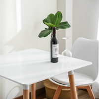 Table carrée en MDF blanc nordique avec pieds en bois massif pour café, restaurant, hôtel, appartement et mobilier de maison