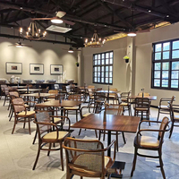 Ensemble de mobilier de restaurant rustique et industriel : table et chaises vintage en bois courbé avec dossier en rotin pour projets hôteliers