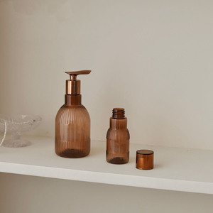 Bouteilles de voyage en plastique style INS pour shampoing, gel douche, huile capillaire – Emballages cosmétiques personnalisables pour soins personnels - Product Image 1