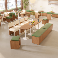Ensemble de mobilier de café : Table ronde en bois, chaise rembourrée avec appui-tête à roulettes, banquette murale pour salon de thé