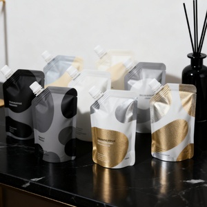 Emballage cosmétique en plastique écologique rechargeable, pochette souple noire givrée avec bec verseur pour shampoing, parfum, lotion, liquide - Product Image 2