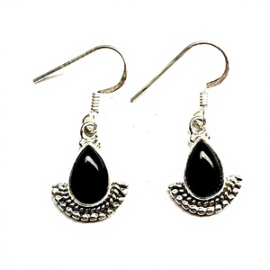 Pendientes Largos de Ónice Negro Natural y Elegantes Perlas con Gancho de Diamante en Plata de Ley 92.5 para Bodas - Product Image 3