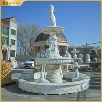 Fontaine d'eau en marbre, grande pierre d'extérieur de style européen, avec sculpture en point de coulion