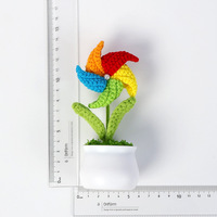 Zarte bunte gehäkelte Wolle gestrickte Blumen verzierung weißer Blumentopf mit Windmühle Blätter perfekte Abschluss geschenk Großhandel