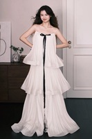 Robe de soirée longue plissée à volants sans bretelles blanche pour femme avec nœud en ruban noir, idéale pour les mariages et événements spéciaux, marque privée OEM
