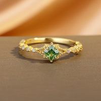 Élégante bague halo en argent 925 plaqué or 14 carats avec pierre carrée verte taille princesse en argent S925