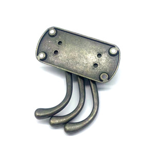 Gancho para Abrigos de Aleación de Zinc Estilo Europeo con Tres Ganchos para Puerta de Armario, 77 mm x 38 mm, Acabado Bronce Antiguo - Product Image 2