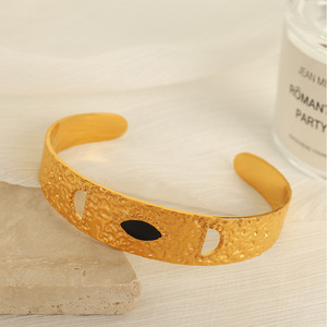 Brazalete de Moda en Acero de Titanio Chapado en Oro, Diseño en Forma de C Ajustable, Exquisito Diseño de Gota, Joyería Unisex - Product Image 3