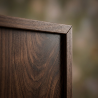 Armoire moderne en placage de noyer foncé MDF style Shaker, sur mesure, pour chambre principale d'appartement de luxe