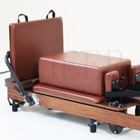 Lit de Pilates pliable professionnel haut de gamme en bois de chêne rouge massif avec finition noyer pour centre de fitness et équipement d'entraînement