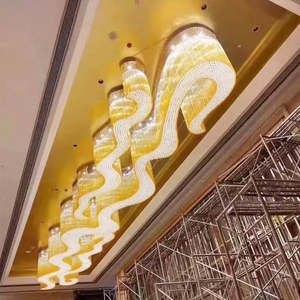 Lustre de plafond en cristal sur mesure pour hôtel de luxe, grand lustre en cristal pour banquet, mariage, projet, forme ondulée, grand lustre en cristal doré - Product Image 2
