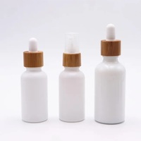 Flacon compte-gouttes en verre blanc de 30 ml pour sérum et nettoyant visage avec bouchon en bambou sérigraphié pour usage cosmétique