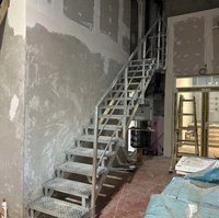 Escalier industriel en acier métallique personnalisable avec rampes et marches