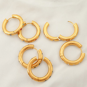Aros Geométricos Circulares con Incrustaciones de Microcirconitas, Chapados en Oro de 18K, Unisex, para Uso Diario - Product Image 3