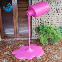 Seau de peinture en résine pour artisanat Pop Art, décoration d'intérieur avec motif de jus de tomate éclaboussant, idéal pour exposition en galerie ou en magasin.