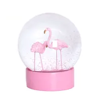 Pabrik Grosir Globe Salju Pink Flamingo Orisinalitas 3D Flamingo Glitter Kaca Globe untuk Dalam Ruangan Hadiah Dekorasi Rumah