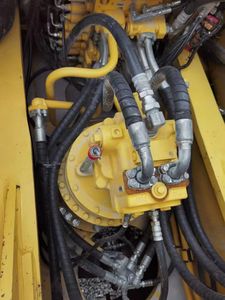 Excavatrice sur chenilles Komatsu PC450-8 d'occasion, poids opérationnel de 45 tonnes, grande pelle de chantier robuste avec moteur comme composant principal - Product Image 3