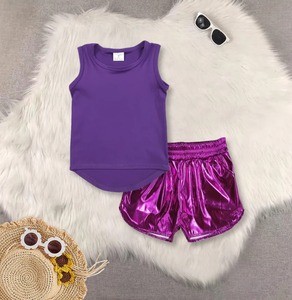 Completo Estivo alla Moda per Bambine: Top da Yoga Rosa Brillante e Pantaloncini in Pelle - Product Image 1