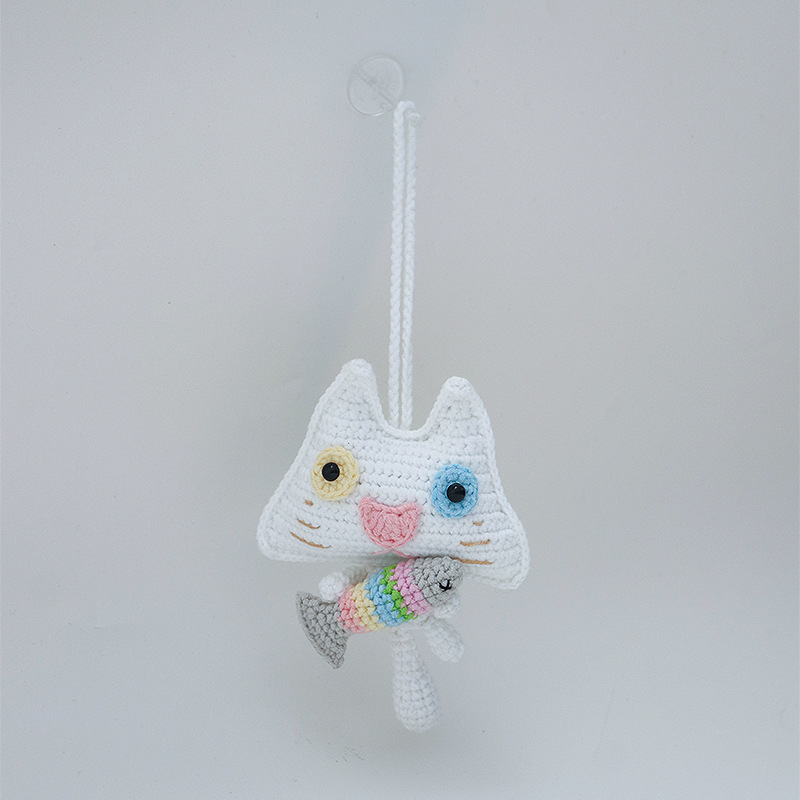 Gato de cara grande, cuerpo blanco, lindo cuatro