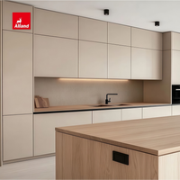 Allandcabinet Meuble de cuisine moderne laqué avec panneau en dalle, îlot cascade intégré et armoire murale lumineuse