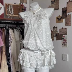 Ensemble deux pièces vintage rétro pour le printemps : haut court en dentelle à col licou avec nœud papillon et jupe courte moulante violette au-dessus du genou + jupe à volants - Product Image 2