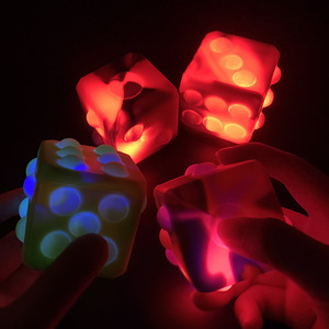 Nouveau jouet anti-stress 3D Squishy Dice Push Pop Ball pour garçons et filles de 5 à 7 ans - Product Image 5